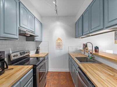 Cozy Ski-In Ski-Out Condo with Hot Tub