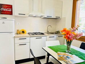 冷蔵庫、電子レンジ、コンロ、調理器具と食器
