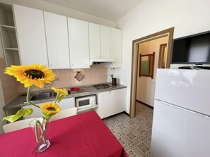 Refrigerador, microondas, placa de cocina, cafetera/tetera