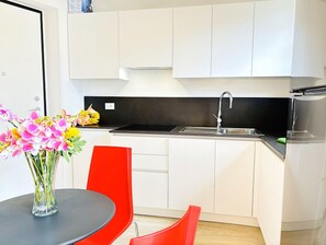 Refrigerador, microondas, parrilla de estufa y periquera 