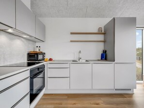 Køleskab, mikrobølgeovn, opvaskemaskine, køkkentøj/tallerkener/redskaber