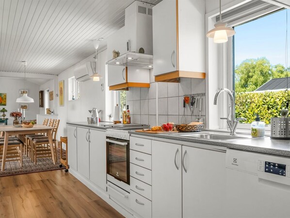Refrigerador, microondas, lavavajillas y utensilios de cocina