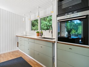 Kjøleskap, mikrobølgeovn, ovn og oppvaskmaskin