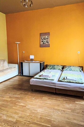 Möbel, Fussboden, Wand, Flooring, Interior Design, Holz, Zimmer, Beleuchtung, Bett, Schlafzimmer