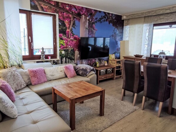 A living room with a sofa, coffee table, TV, and dining area. - Nice apartment for 5 people with WIFI, TV and balcony (Winterberg)
