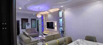 Charming 2-bedroom apartment with WiFi, AC in pleasant Ibadan