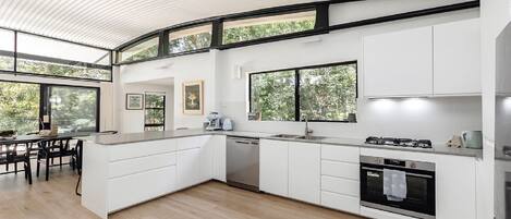 Microondas, horno, parrilla de estufa y lavavajillas