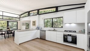 Micro-ondes, four, plaque de cuisson, lave-vaisselle