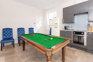 Fridge, microwave, oven, dishwasher - The Walmgate Retreat

 (York)