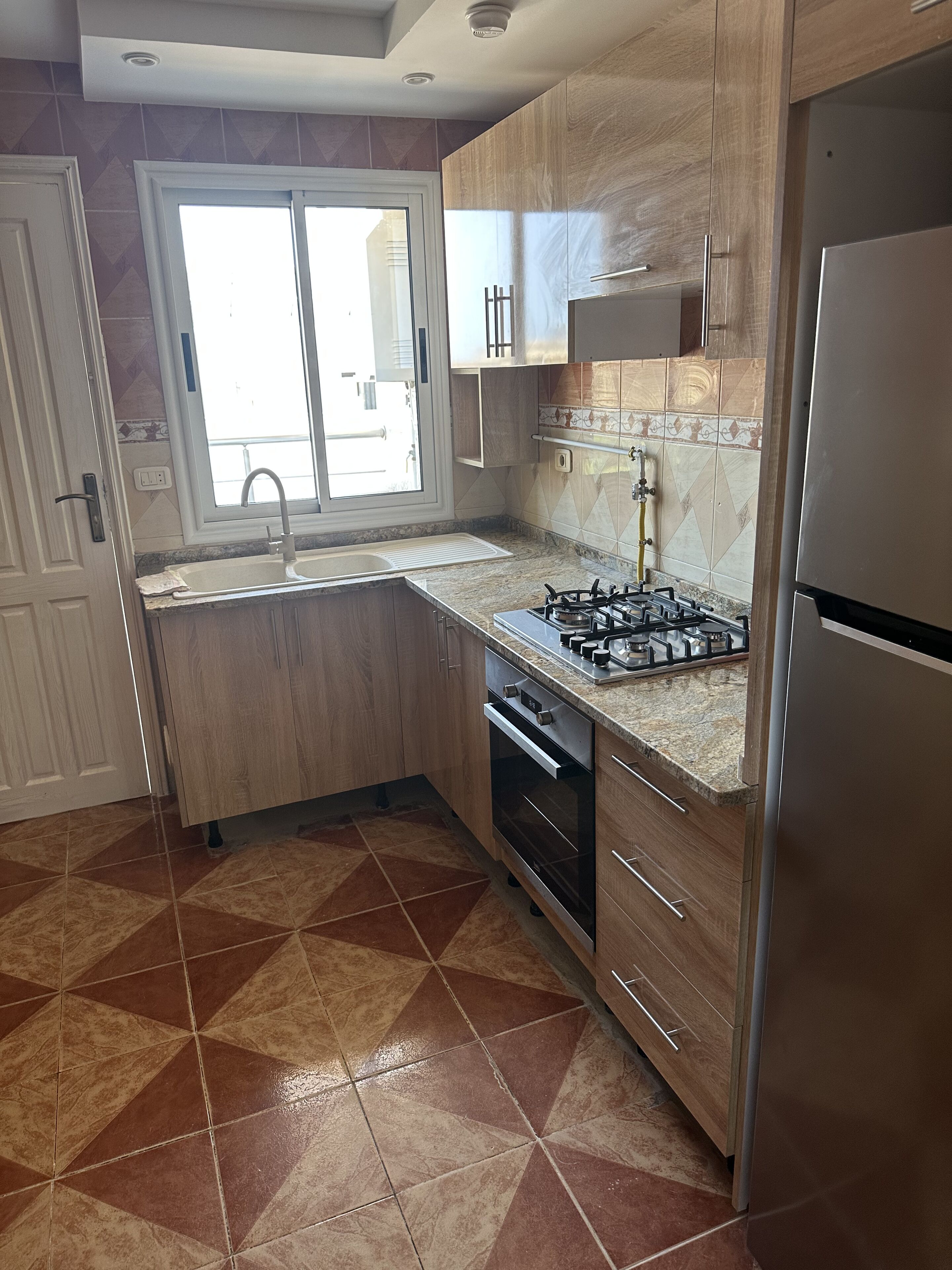 Jääkaappi, mikroaaltouuni, uuni, kahvin-/teenkeitin