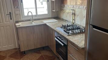 Jääkaappi, mikroaaltouuni, uuni, kahvin-/teenkeitin