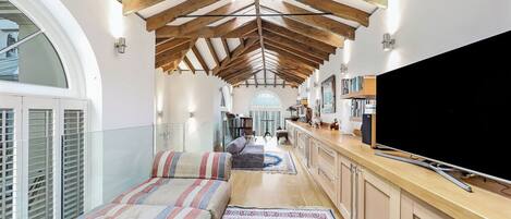 1 slaapkamer, een strijkplank/strijkijzer, wifi, beddengoed