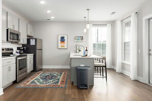 Fridge, microwave, oven, stovetop - Stunning 2BR Penthouse | Garage | Elevator | Gym (Columbus)