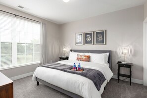 2 chambres, bureau, fer et planche à repasser, accès au Wi-Fi (inclus)