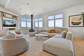 TV, fireplace - Book for Festive! Ski-in/Ski-out! Private Hot Tub! Rooftop Patio! Mtn Views! (Park City)