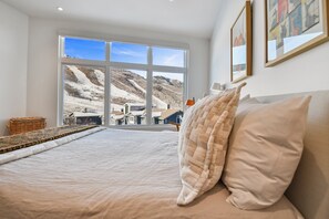 5 bedrooms, iron/ironing board, free WiFi, bed sheets