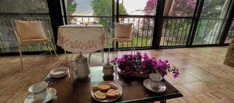 Les Bougainvilliers GuestHouse by Hansa 