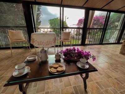 Les Bougainvilliers GuestHouse by Hansa 