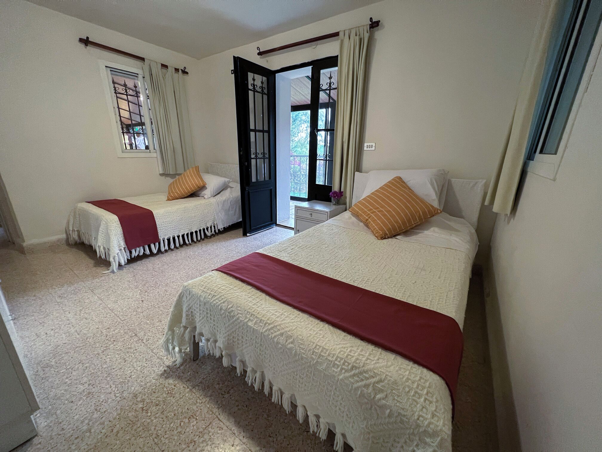 2 Schlafzimmer, Schreibtisch, laptopgeeigneter Arbeitsplatz