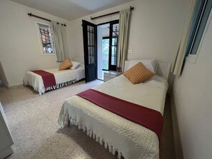 2 slaapkamers, een bureau, een laptopwerkplek, verduisterende gordijnen