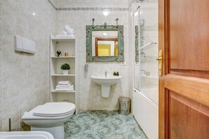 Apartment | Bathroom - Colosseo MecenArt 77 - Home and More (Rome)
