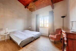 4 quartos, ferros/tábuas de passar roupa, Wi-Fi de cortesia