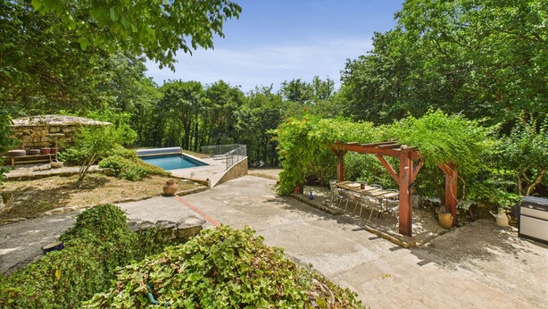 A backyard with a swimming pool, a pergola, and a stone structure. - Salignac-Eyvigues, house for 7 with pool (Salignac-Eyvigues)