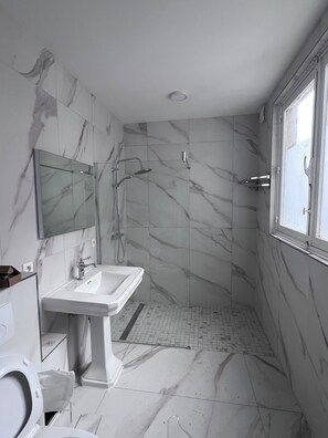 Dutxa, assecador de cabells, tovalloles i sabó 