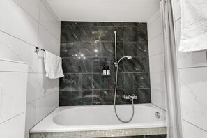 Séchoir à cheveux, serviettes fournies