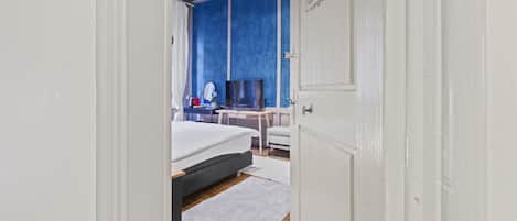 1 slaapkamer, een strijkplank/strijkijzer, gratis wifi, beddengoed