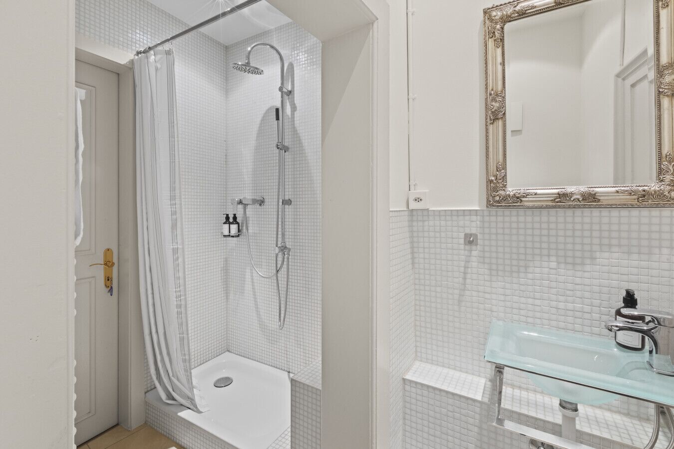 Sèche-cheveux, serviettes fournies