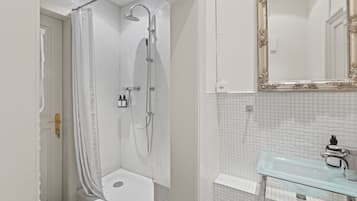 SĂšche-cheveux, serviettes fournies