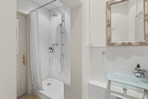 Secador de cabelo, toalhas de banho