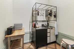 Mikrowelle, Herdplatte, Wasserkocher mit Kaffee-/Teezubehör, Toaster