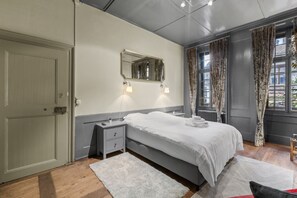 1 habitación, tabla de planchar con plancha, wifi gratis y ropa de cama 