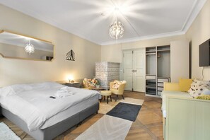 Tabla de planchar con plancha, wifi gratis, ropa de cama