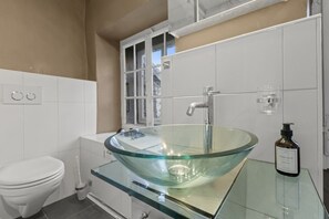 Sèche-cheveux, serviettes fournies