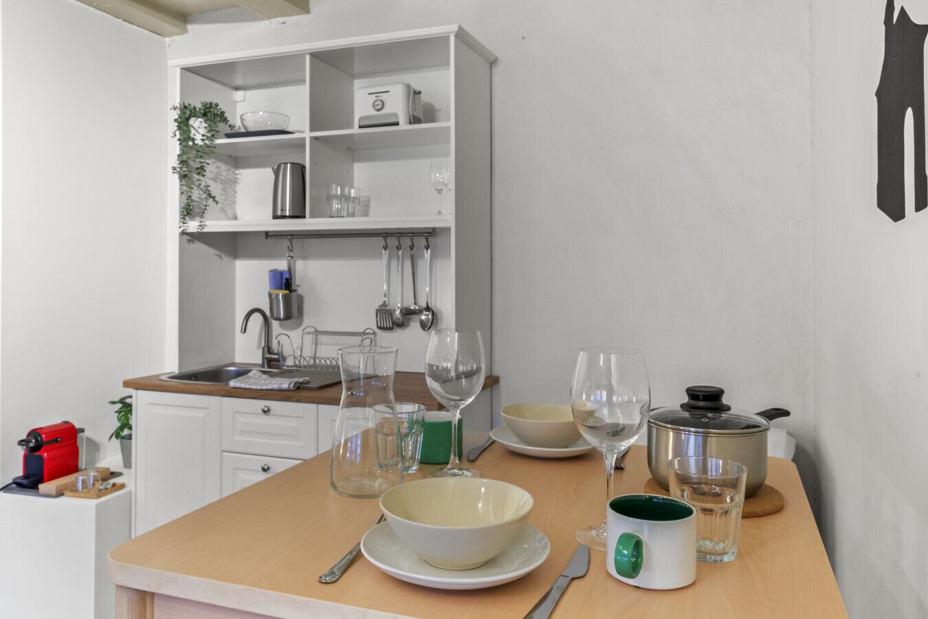 Mikrowelle, Wasserkocher mit Kaffee-/Teezubehör, Toaster