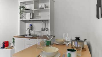 Mikrowelle, Wasserkocher mit Kaffee-/Teezubehör, Toaster