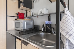 Mikrovågsugn, kaffe- och tebryggare, brödrost och grytor/köksredskap