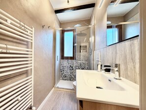 Séchoir à cheveux, bidet, serviettes fournies, savon