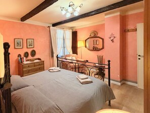 2 bedrooms, desk, iron/ironing board, travel cot - La Farfalla Holiday House - Ground Floor Apartment (San Miniato)