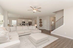 Smart TV, offices - Spacious 4BR Retreat | Yard + Firepit | Perry (Perry)