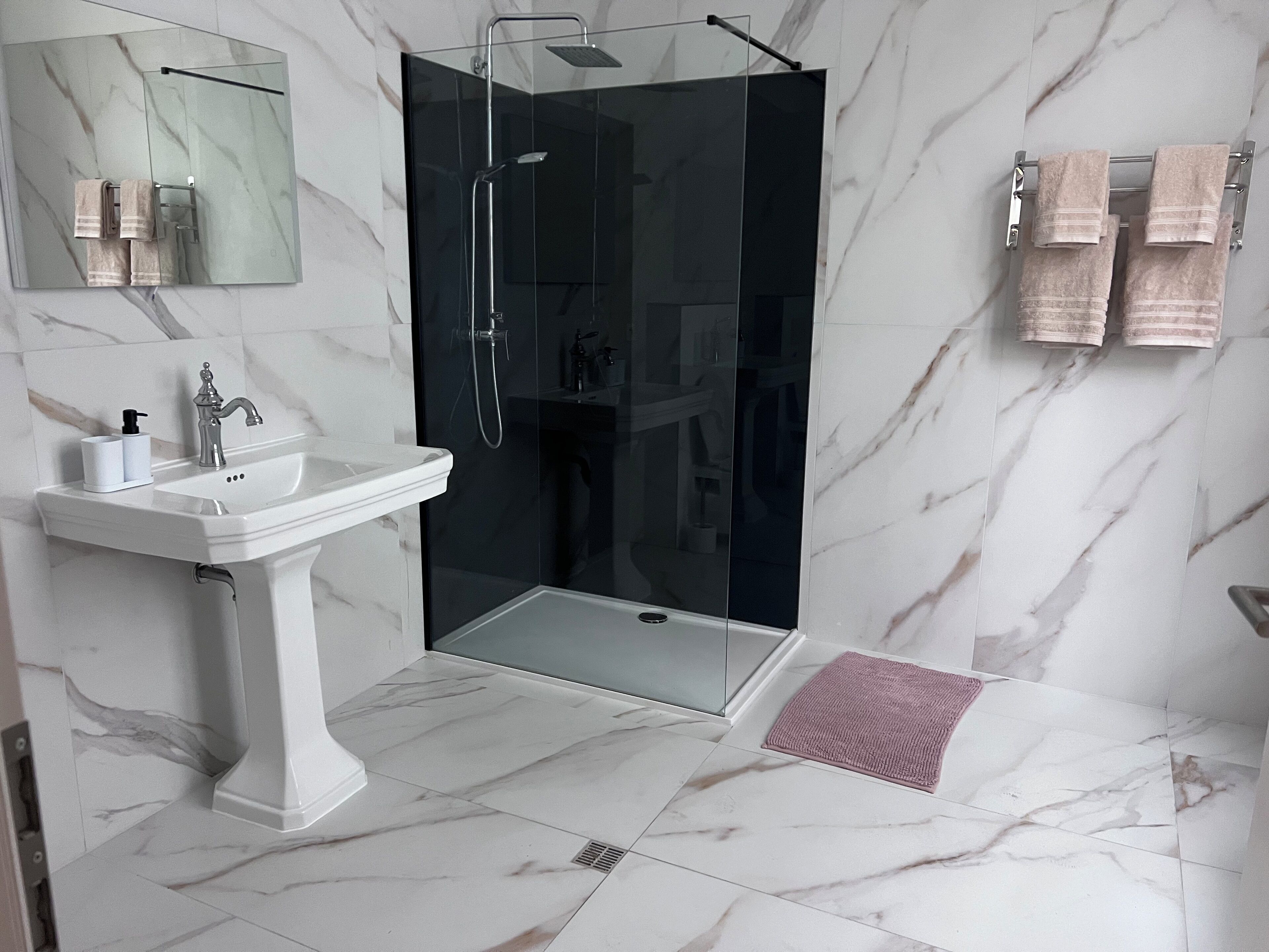 Sèche-cheveux, serviettes fournies, savon, papier toilette