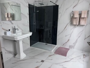 Hårføner, håndklær, såpe og toalettpapir