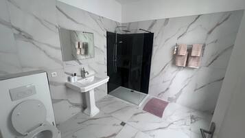 Sèche-cheveux, serviettes fournies, savon, papier toilette