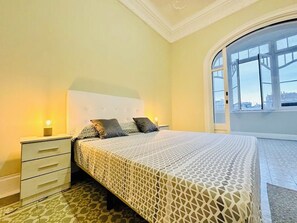 7 室のベッドルーム、デスク、WiFi、ベッドシーツ