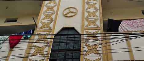 Vista frontal de la propiedad