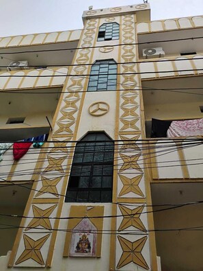 Front of property - TabTrips Bhakti Dham Stay (Varanasi)