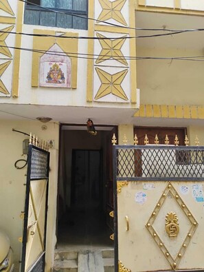 Front of property - TabTrips Bhakti Dham Stay (Varanasi)